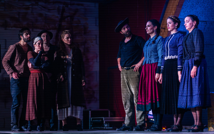 A Barbárok című darab egyik jelenete