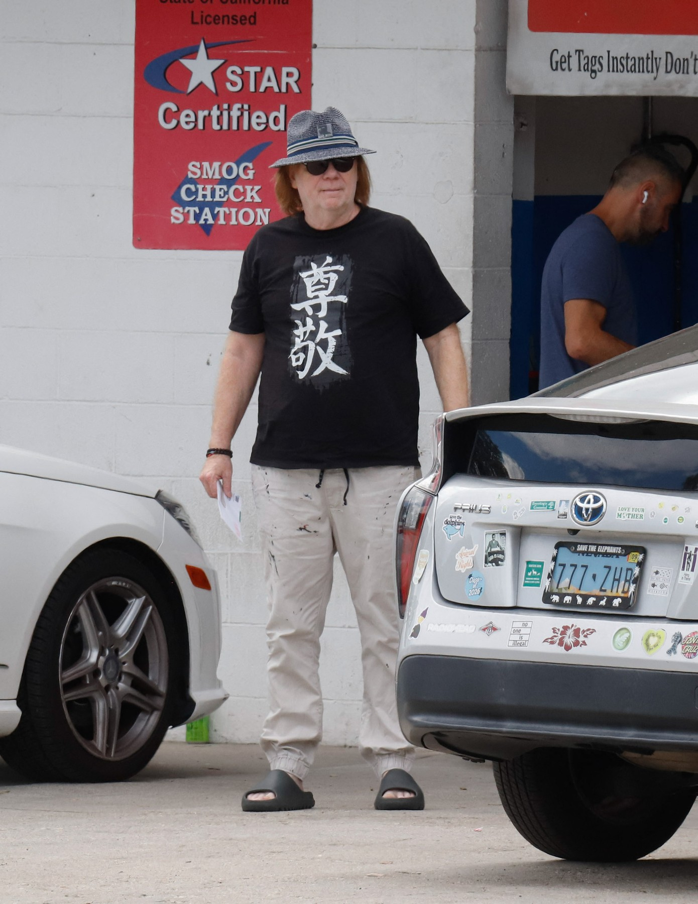 David Caruso visszavonulása óta ritkán mutatkozik a nyilvánosság előtt, nem olyan régen mégis sikerült lencsevégre kapni Los Angeles utcáin. A színész a felismerhetetlenségig megváltozott.