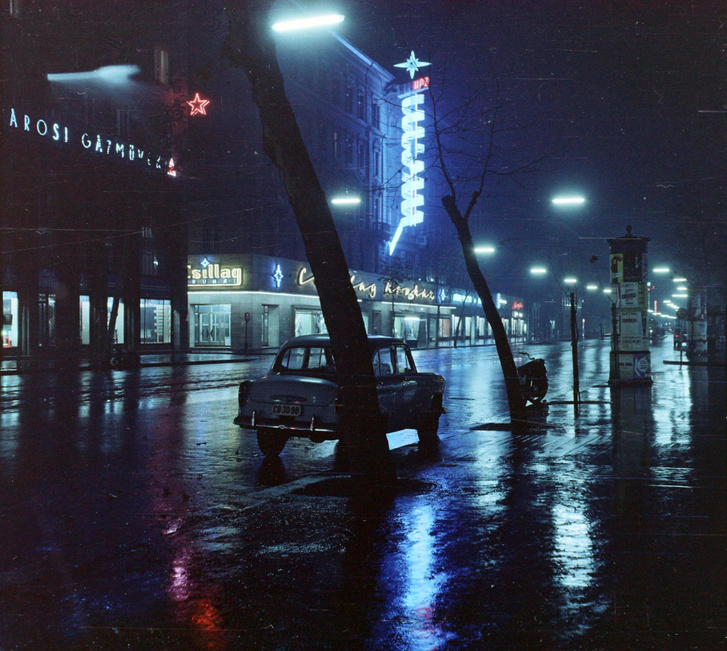Neonfények a budapesti éjszakában, 1959-ben