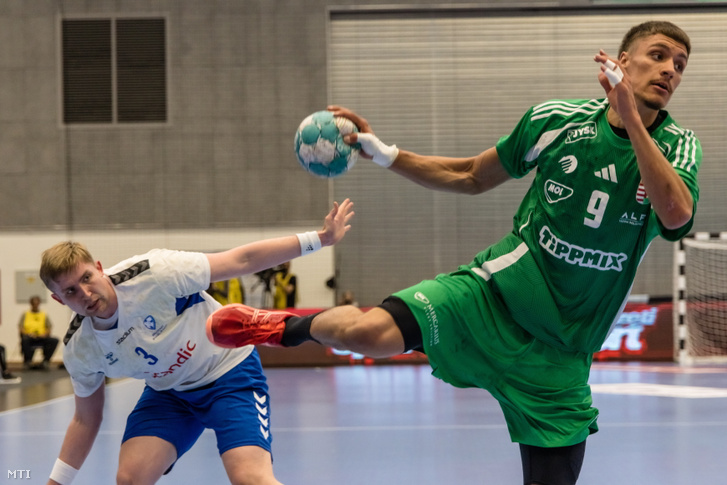 Pergel Andrej (j) és a finn Kalle Kankaanpaa a férfi kézilabda Európa-bajnoki selejtező, 2. csoportjának 6. fordulójában játszott Magyarország-Finnország mérkőzésen a nagykanizsai Kanizsa Arénában 2025. május 11-én.