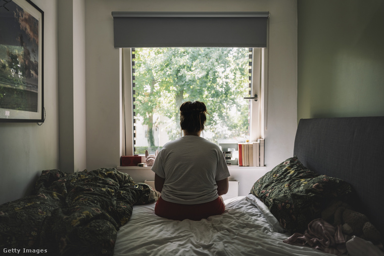 A tanulmány szerint minél hosszabb ideig marad valaki egyedül, annál markánsabbak a negatív hatások. (Illusztráció: Getty Images)