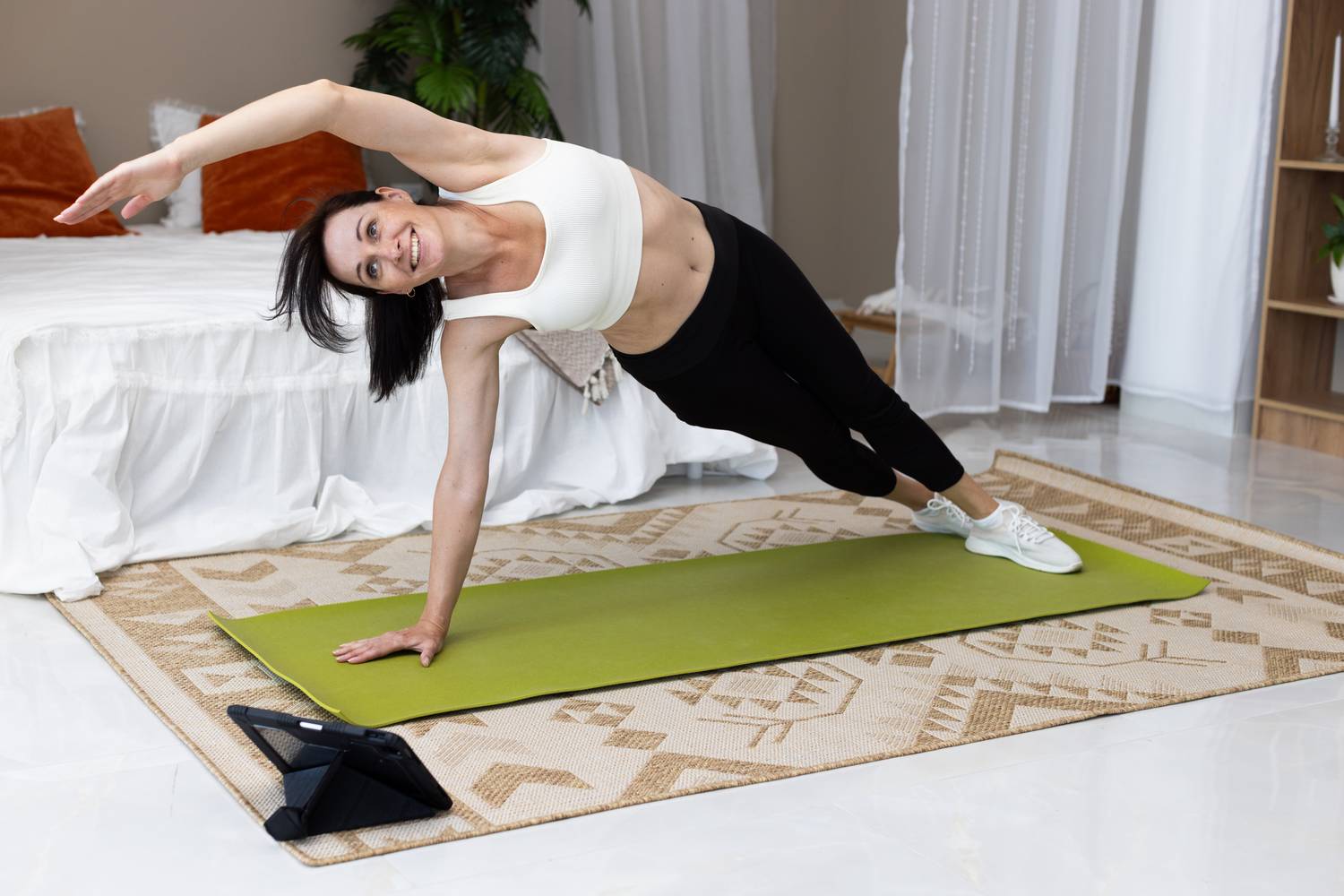 A pilates sellő gyakorlata erősíti a ferde hasizmokat. A kivitelezés közben figyelj rá, hogy a tested egy vonalban maradjon.