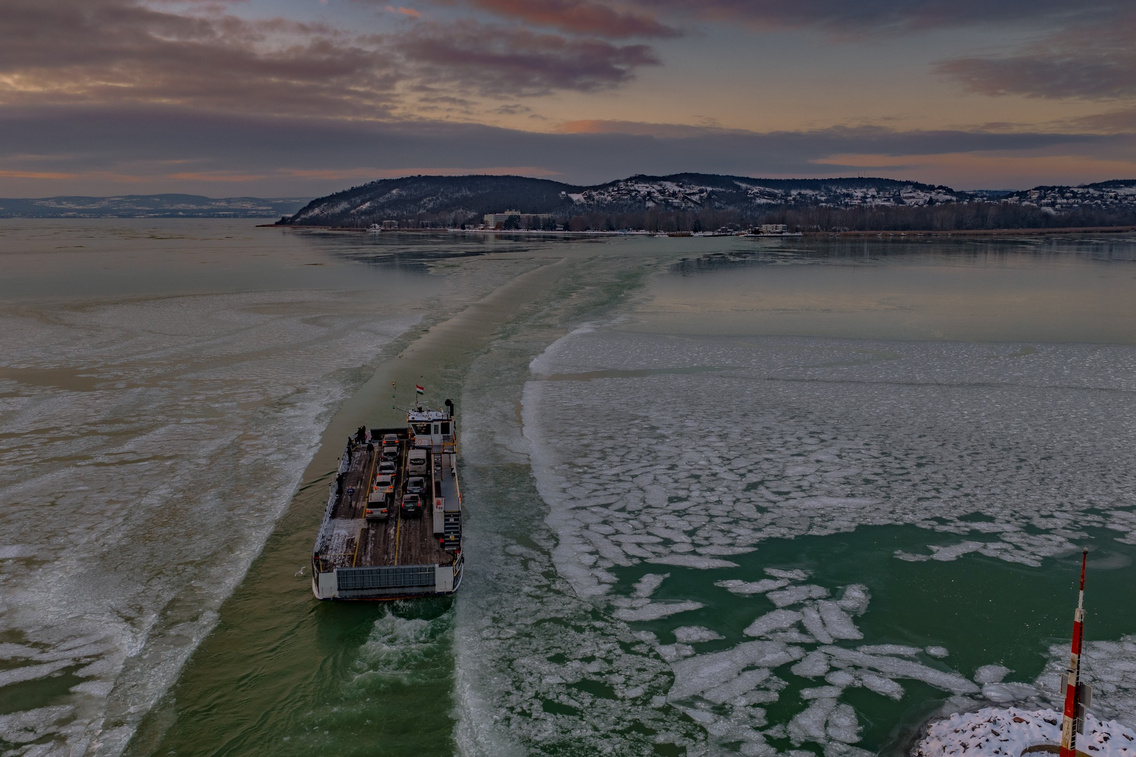 A kompközlekedés a napokban sem állt meg