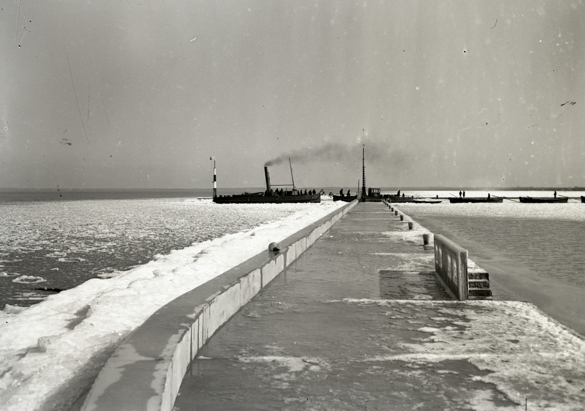 Siófok 1931-ben: balra a Zala vontatógőzös, jobbra a Veszprém vontatógőzös látható