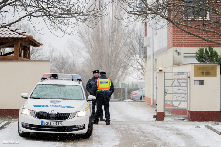 Rendőrök helyszínelnek Dudás Miklós lakhelyénél 2026. január 5-én