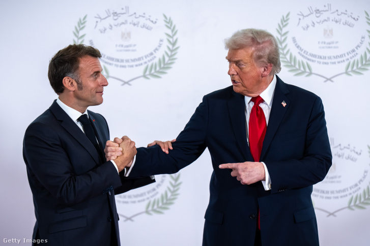 Donald Trump amerikai elnök (j) Emmanuel Macron francia elnök társaságában Sarm es-Sejkben 2025. október 14-én