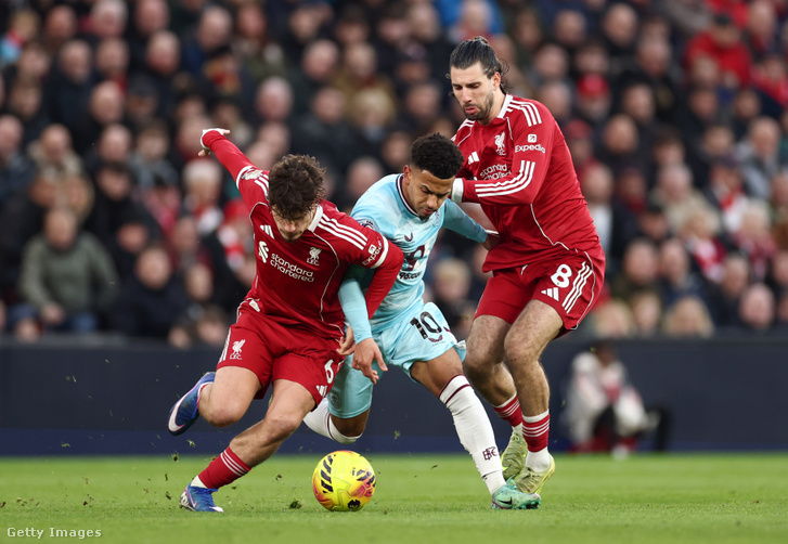 Kerkez és Szoboszlai együttes erővel küzd a labdáért