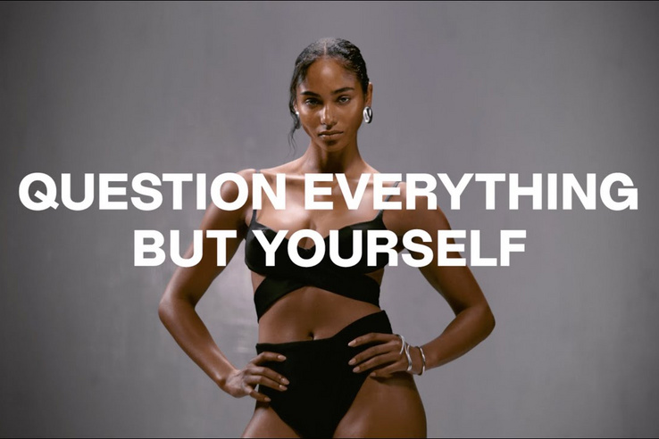 Vicces AI-képekkel hívják fel a figyelmet, hogyan torzul a valóságunk érzékelése