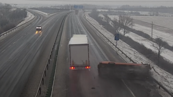 Durva balesetet szenvedett egy furgonos, simán tovább hajtott a mögötte érkező