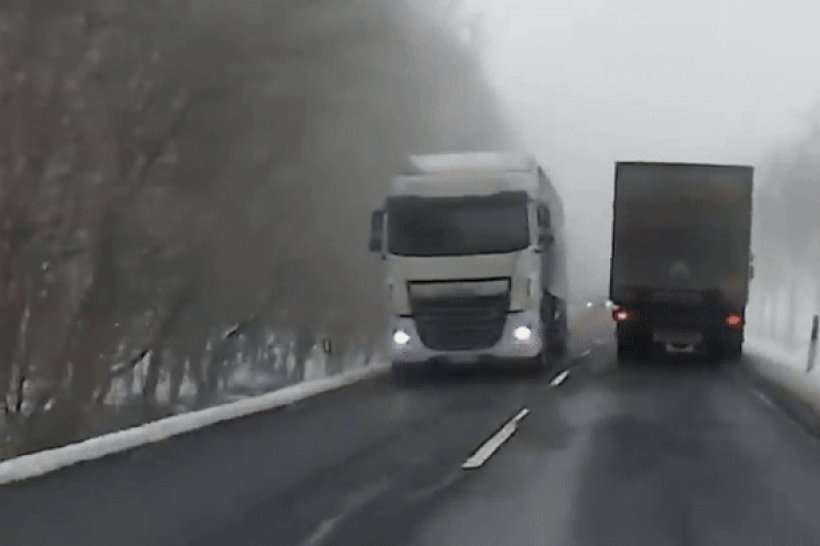 Saját életét kockáztatta egy kamionos, hogy elkerülje a frontális ütközést