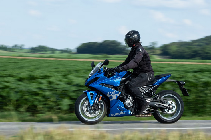 Vége a papucsos motorosoknak? Kötelező lehet a zárt motoros ruházat