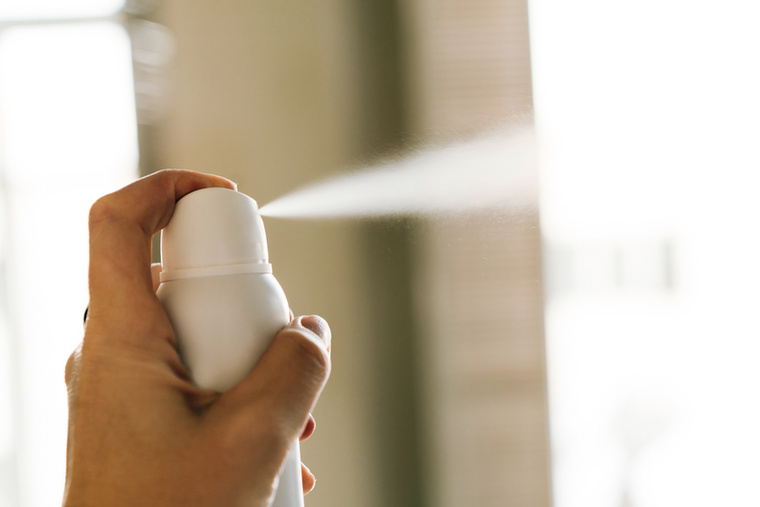 Aeroszolos flakonok és nyomás alatt lévő tartályokSokan tartunk a fürdőszobában légfrissítőt vagy sprayt a kellemetlen szagok elűzésére, ám nagyon fontos, hogy ezek a flakonok távol maradjanak a radiátoroktól vagy a fűtőtestek légnyílásaitól, mert veszélyesek lehetnek.„A nyomás alatt álló vagy vegyi anyagokat tartalmazó termékek túlmelegedés esetén felrepedhetnek vagy meggyulladhatnak” – figyelmeztet Allen.