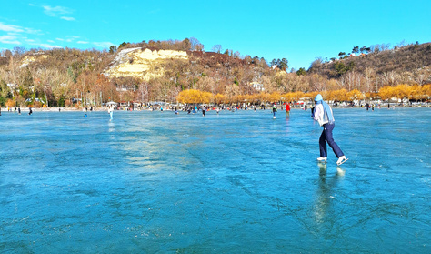 Ilyen a befagyott Balatonon korcsolyázni