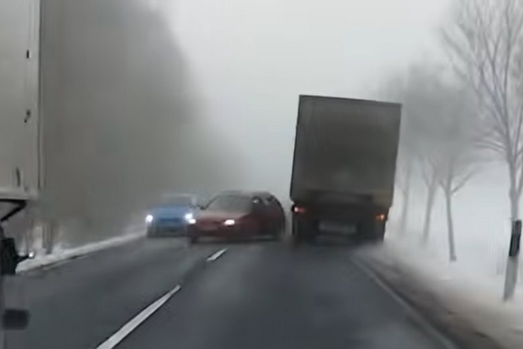 Videó: Rutinos sofőr mentett életet