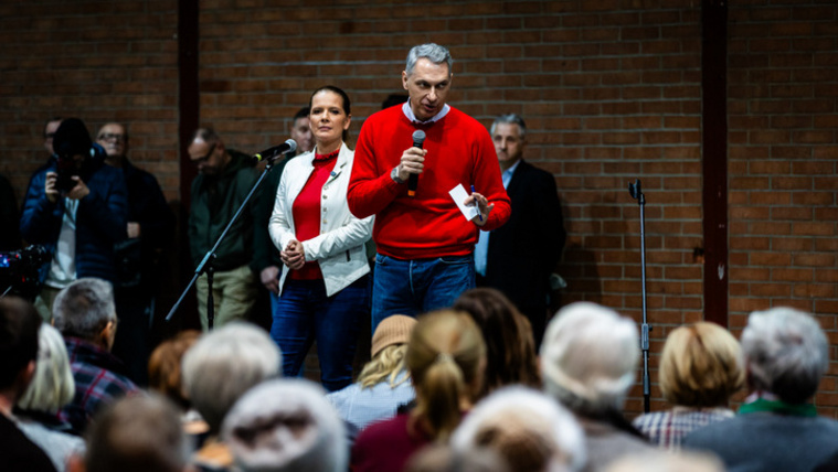 Parázs hangulat a Lázárinfón, egy Tisza-sziget-aktivista zavarta meg Lázár Jánost