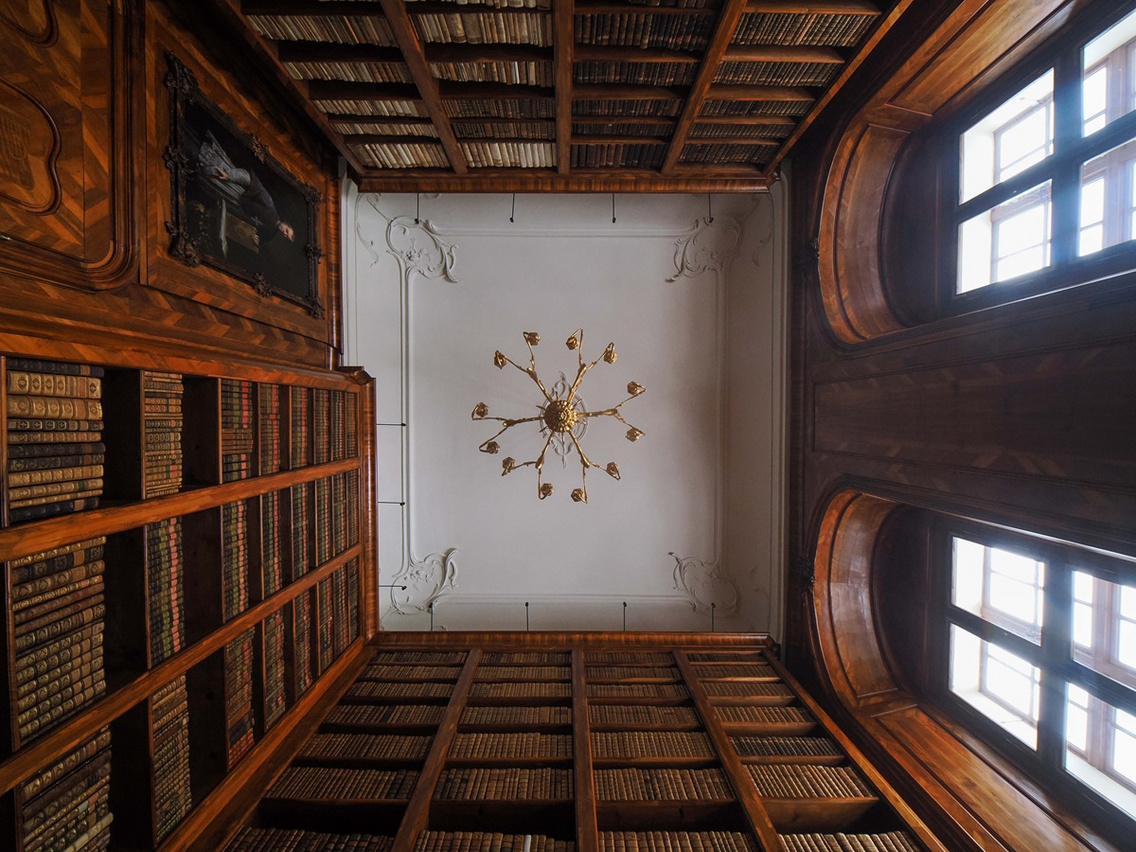 Egy 18. századi aranyozott hársfa csillár díszíti a termet