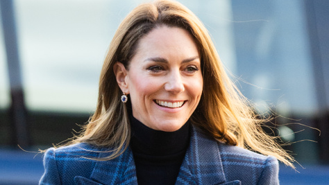 Katalin hercegné  mintha egy divatlapból lépett volna ki új, kockás kabátruhájában