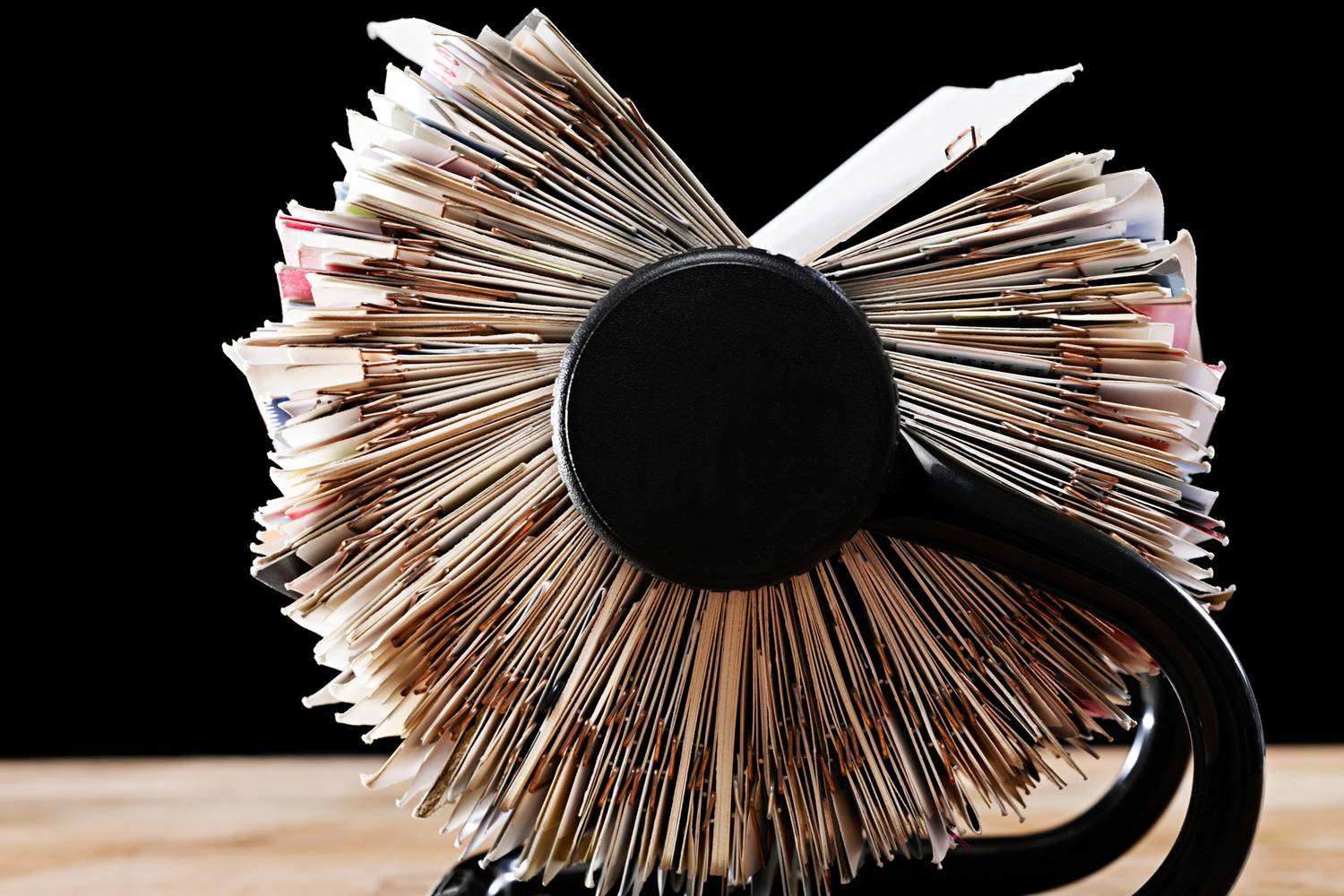 A Rolodex egy forgó kártyatartó eszköz, amelyet névjegyek, telefonszámok és címek tárolására használtak, nevek és betűk szerinti rendezéssel, egy központi tárcsa segítségével a könnyű böngészéshez. Később a digitális eszközök és virtuális tárhelyek a háttérbe szorították.