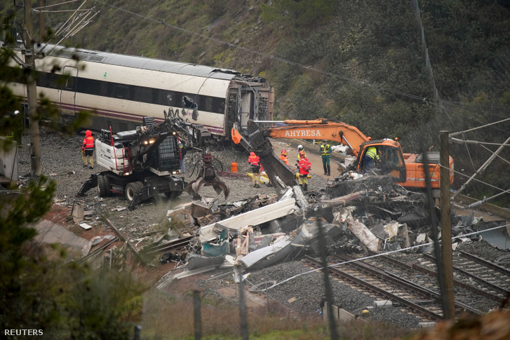 Mentési munkálatok a két gyorsvonat halálos balesete után Adamuz közelében, Cordobában, Spanyolországban, 2026. január 21-én
