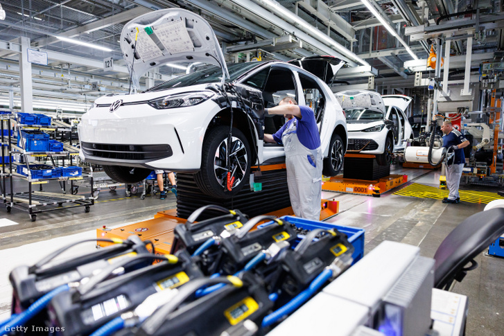 A Volkswagen elektromos autógyár gyártósorán 2025. október 13-án Zwickauban, Németországban