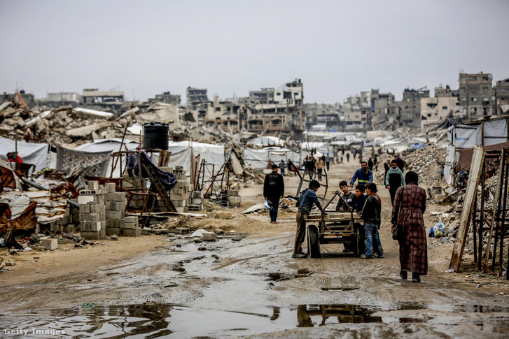 A palesztinok a túlélésért küzdenek a Gázai övezet északi részén található Dzsabalia menekülttábor romjai között 2026. január 22-én