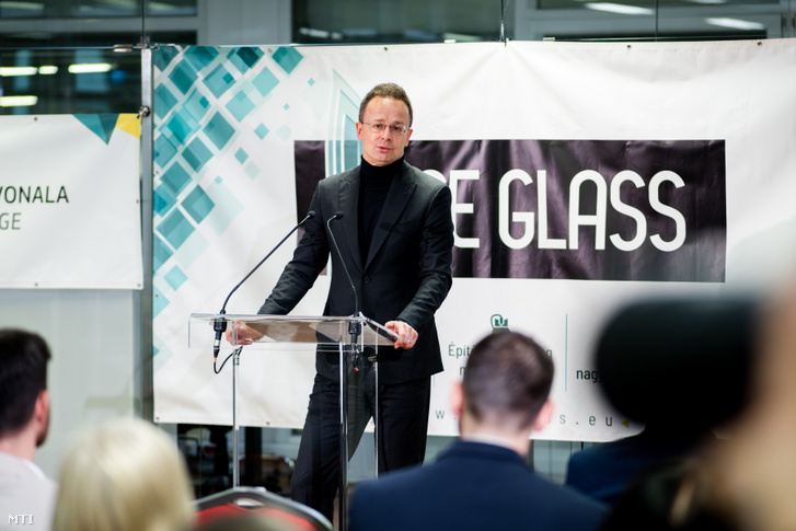 Szijjártó Péter beszédet mond a CE Glass Industries beruházásbejelentő ünnepségén Szatymazon 2026. január 22-én