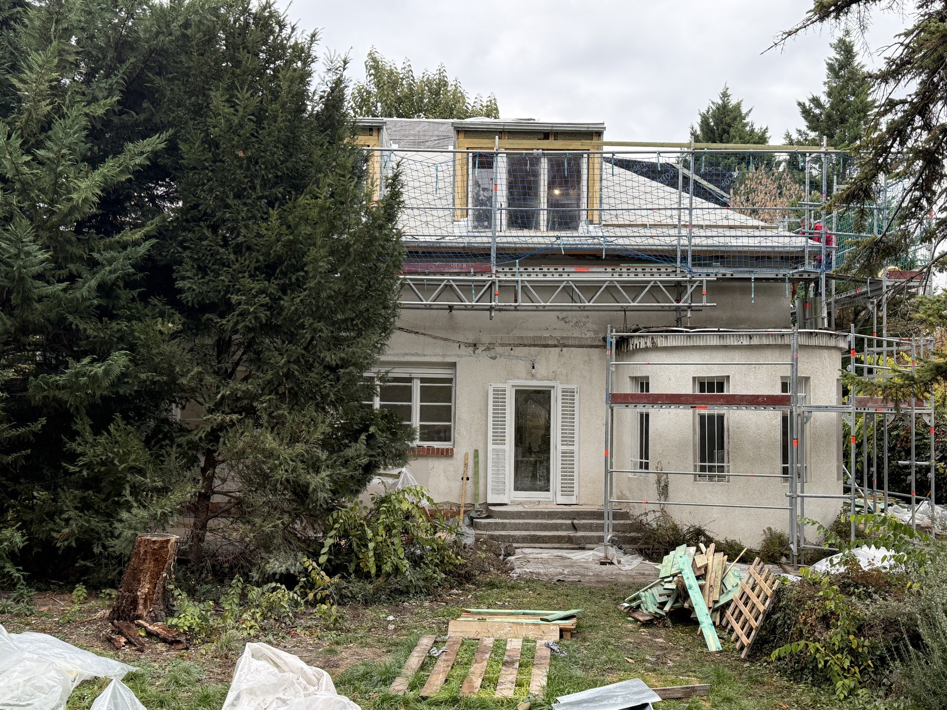 Állványok mögött a ház