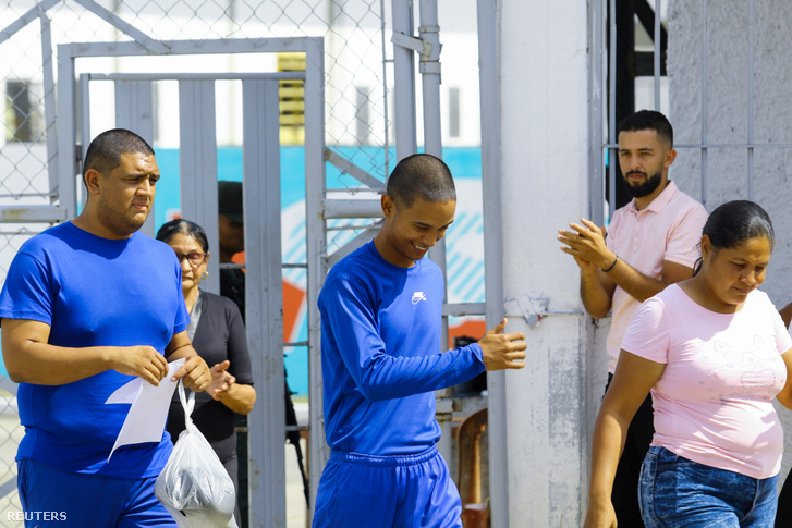 Szabadon engedett fogvatartottak hagyják el az El Libertador börtönkomplexumot Tocuyitóban 2026. január 25-én