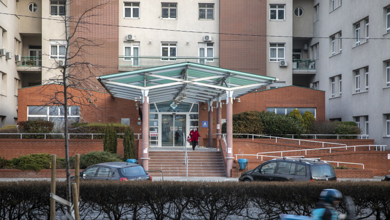 Életveszélyesen megsebesítette magát egy beteg a Szent Imre Kórházban