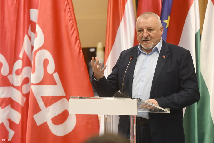 Komjáthi Imre beszédet mond az MSZP jóléti Magyarország tagozata és az Új Világ - Új Gazdaság Műhely közös budapesti gazdaságpolitikai konferenciáján 2025. április 1-jén