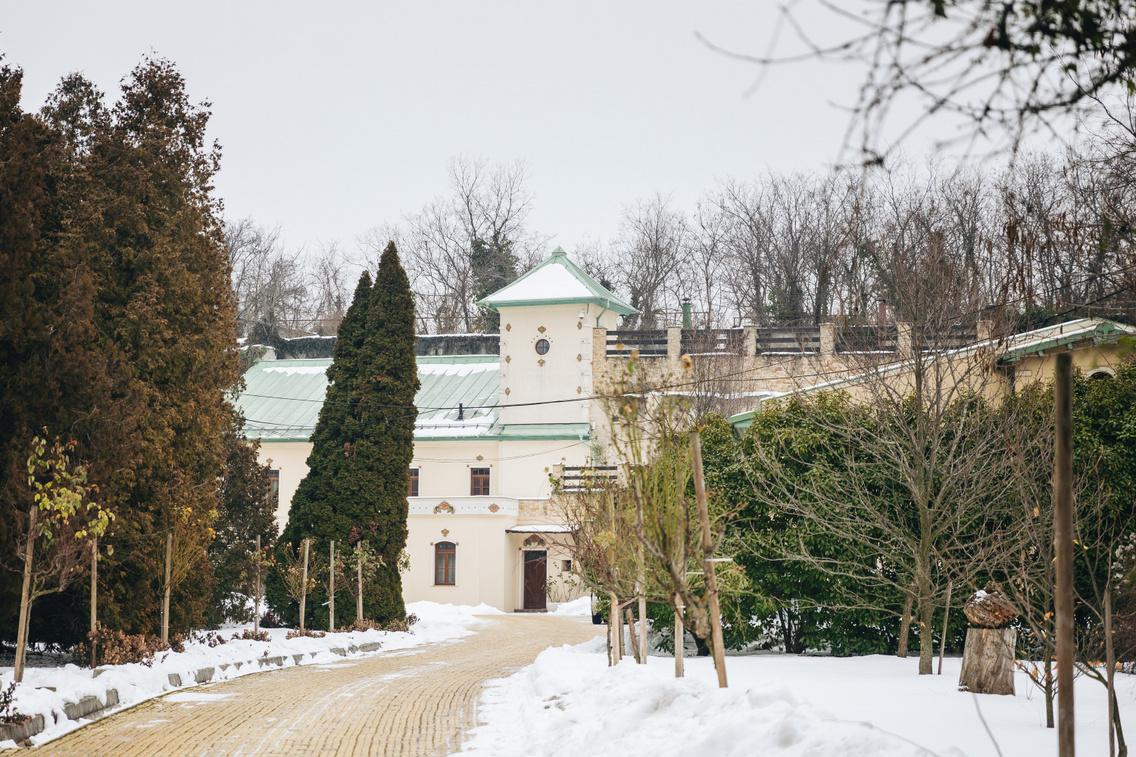 Mediterrán hangulatú épület bújik meg a panelházak között