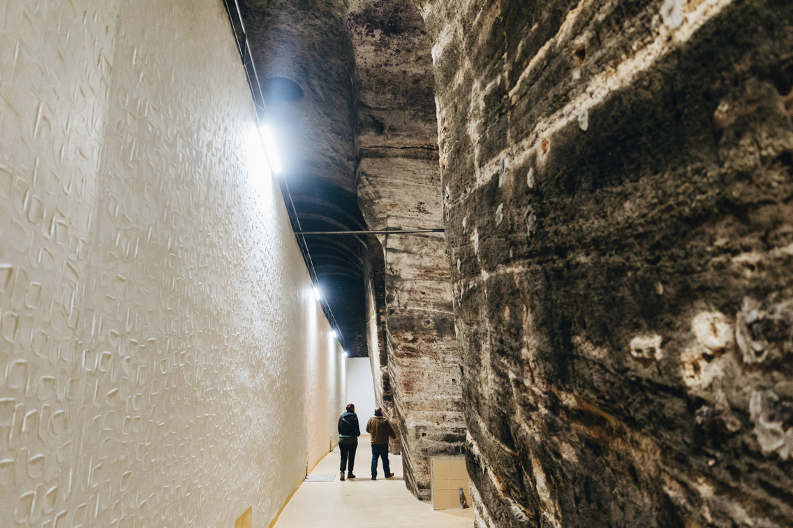 Bal oldalon a régi cementtartályok, a jobb oldalon a kőbányászat nyomai