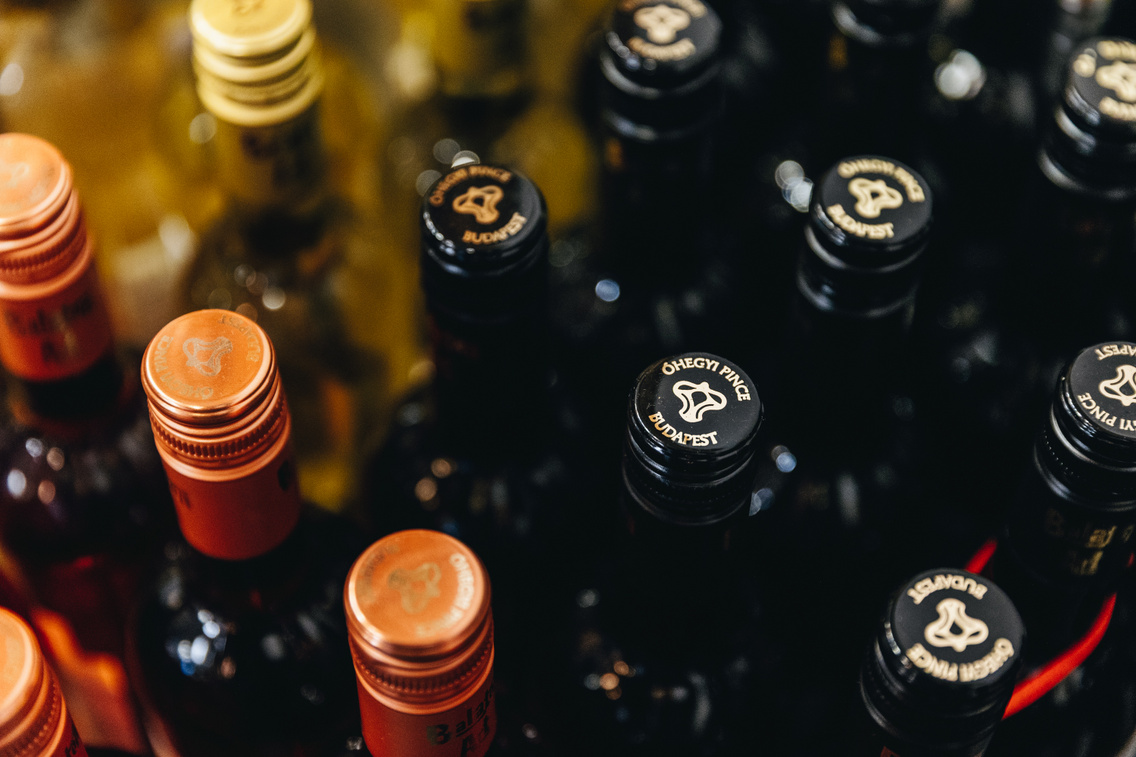 A pincében található üzemben palackozzák a borokat