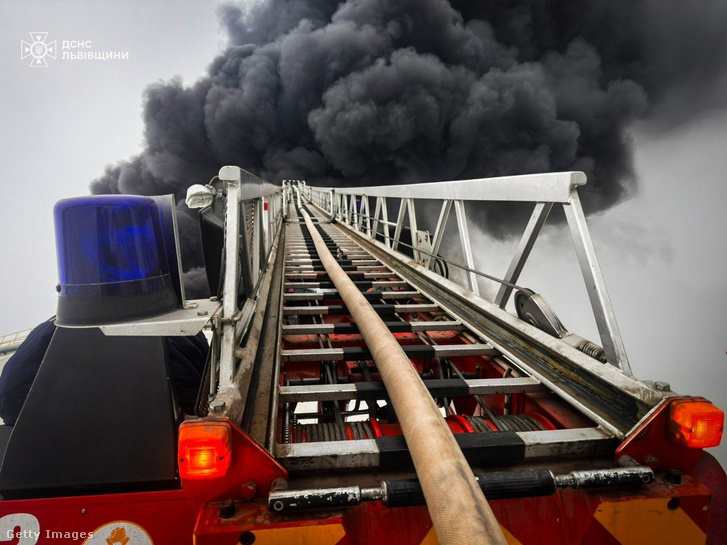 A mentőszolgálat és a tűzoltók a tűz oltásán és a következmények felszámolásán dolgoznak, miután 2026. január 27-én reggel orosz támadás érte az ukrán Lviv régióban található infrastrukturális létesítményt