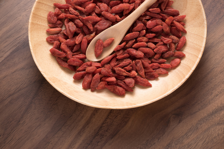 Goji bogyókA goji bogyók nehezebben beszerezhetők, mint más gyümölcsök – gyakran aszalva árulják, mazsolaszerűen –, de egészségboltban és online is megtalálhatók