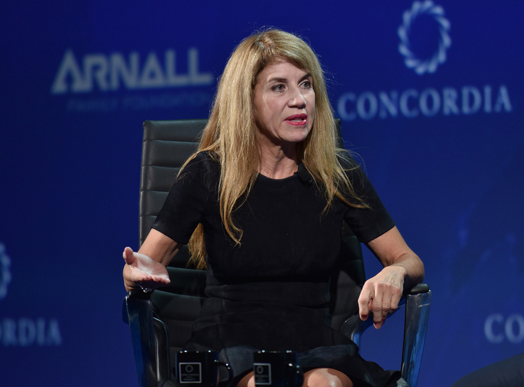 Sue Ann ArnallAz amerikai olajbáró, Harold Hamm 2015-ben vált el volt feleségétől Sue Ann Arnalltól, aki még ebben az évben létrehozta az Arnall Family Foundation nevű alapítványt, amelynek célja egy erős, virágzó közösség megteremtése, ahol a családok boldogulnak és az embereket nem határozzák meg nehéz körülmények