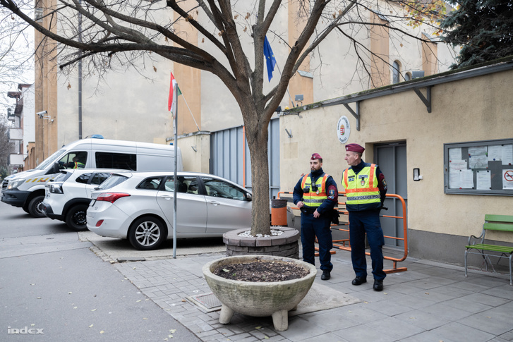 Rendőrök a Szőlő utcai javítóintézet előtt 2025. december 10-én