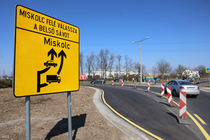 A kibővített arnóti körforgalom az átadás napján, 2025. március 21-én. A csomópont az M30-as autópálya Szikszó és Miskolc közötti szakaszának lezárása miatti torlódások enyhítését szolgálja.