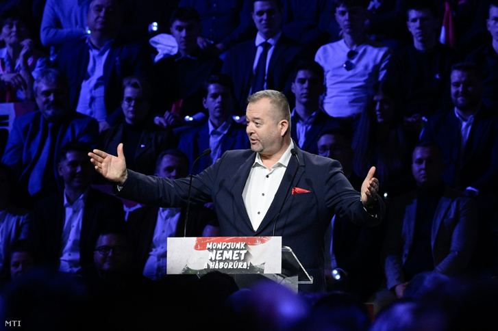 Hollósy András miskolci alpolgármester beszédet mond a Digitális Polgári Körök által szervezett háborúellenes gyűlésen a miskolci DVTK Arénában.