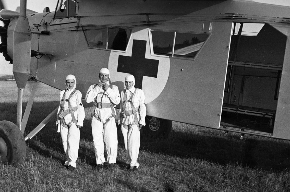 Medveczky Gabriella és Tatár Margit vöröskeresztes ápolónővérek, az első magyar női ejtőernyősök között dr. Lehoczky Béla főorvos, 1937
