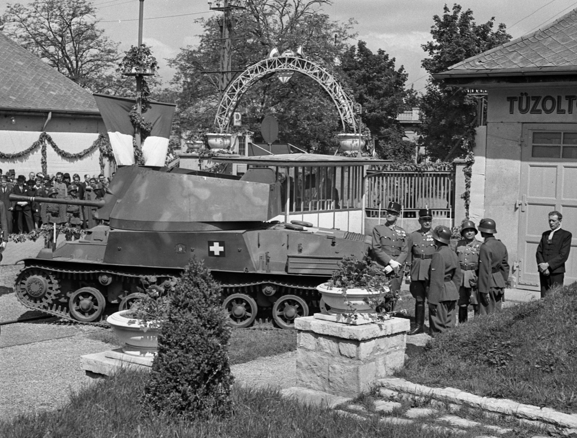 Mátyásföld, Újszász utca 41–43. (Keresztúri út 1–3.), a Magyar Királyi Honvéd Gépkocsiszertár díszudvara, haditechnikai bemutató, 1943