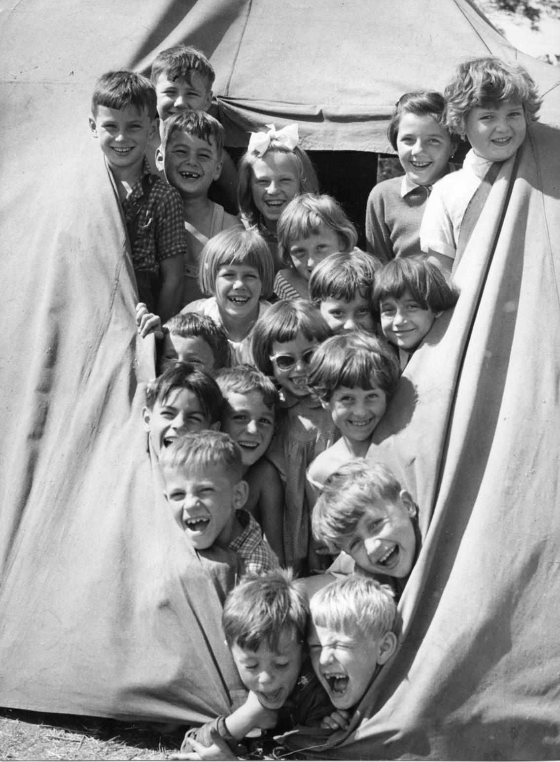 Margit utca, az Ikarus-gyár kultúrotthona melletti sportpálya, napközis sátortábor a dolgozók gyerekeinek, 1961