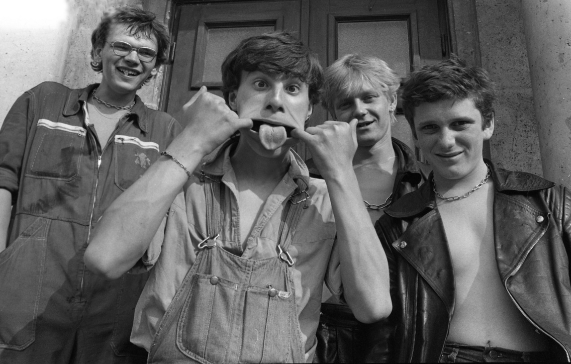 Margit utca, punkzenekar tagjai az Ikarus Művelődési Ház bejárata előtt, 1982
