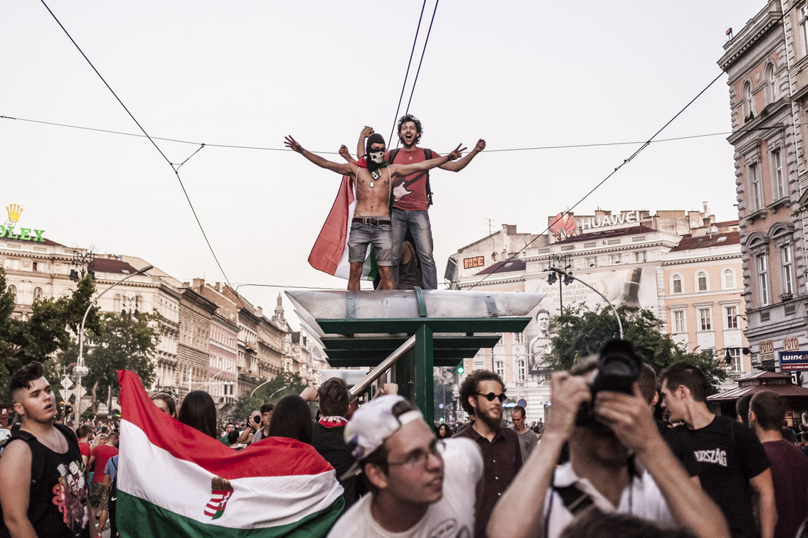 Ünneplés az Oktogonnál a portugálok elleni meccset követően