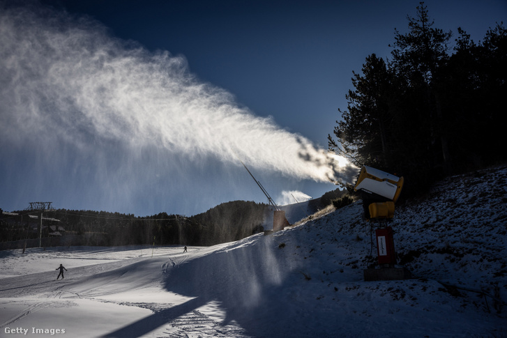 Egy hóágyú működik a La Molina síközpontban 2024. január 9-én