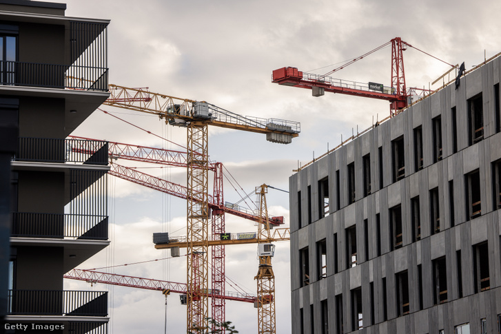 Építődaruk a BudaPart vegyes felhasználású fejlesztésnél Budapesten, Magyarországon, 2024. október 10-én