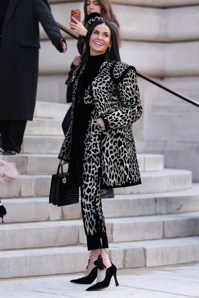 Demi Moore a Schiaparelli divatbemutatójára érkezett ebben az állatmintás, kifejezetten üzletasszonyt közvetítő szettben.