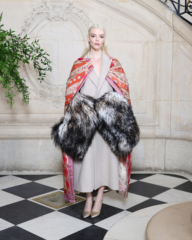 Anya Taylor-Joy a Christian Dior kollekciójának a bemutatóját tekintette meg ebben a szerelésben