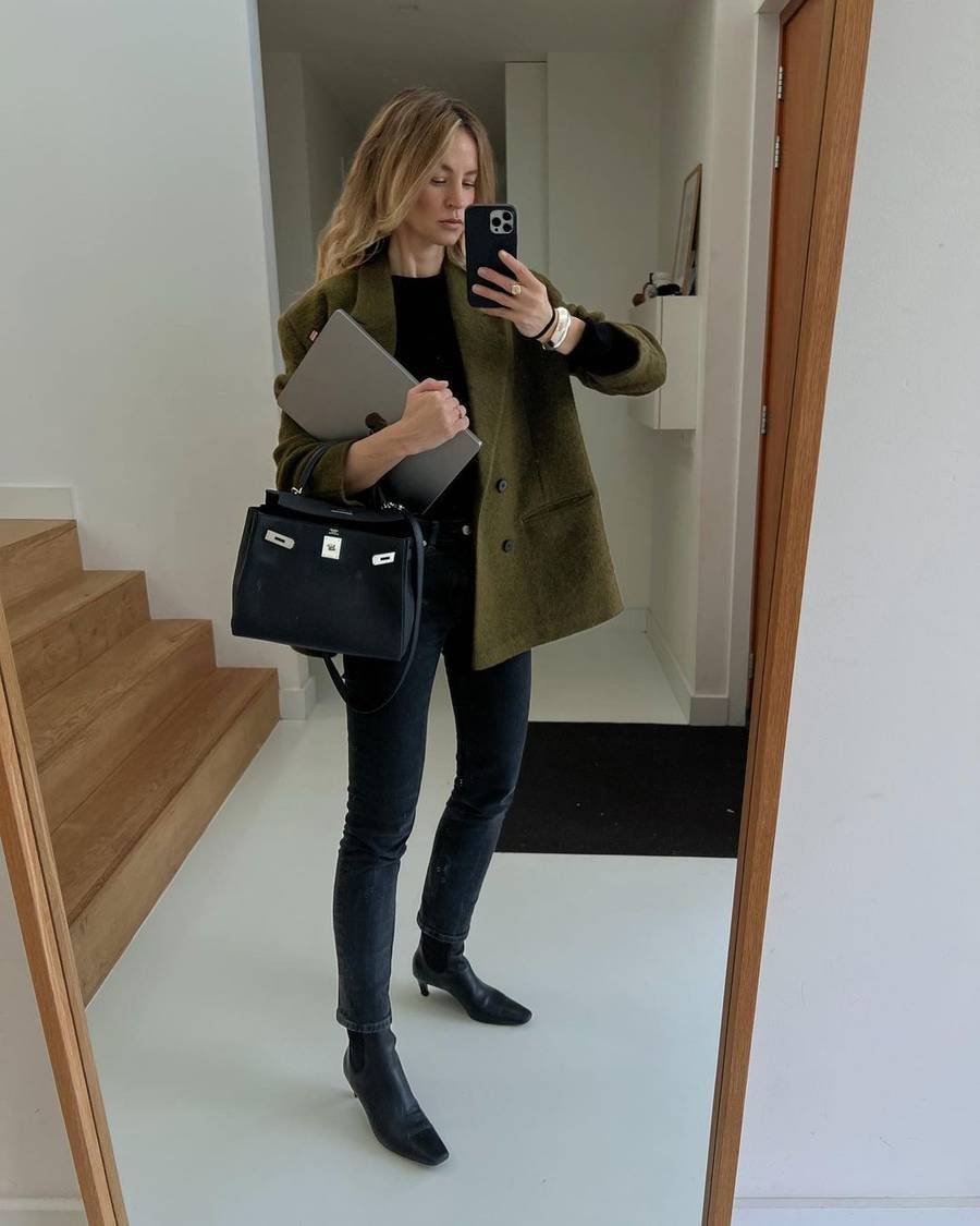 Hegyes vagy szögletes orrú bokacsizmával és elegáns kabáttal nőies és az irodába is tökéletes választás.