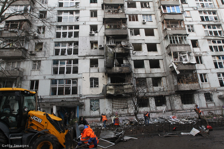 Városi munkások egy kilencemeletes lakóház előtt, amelyet orosz drónok támadtak meg Dnyipróban, Ukrajnában, 2025. november 23-án